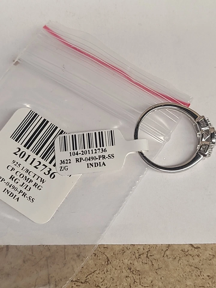 Cherished Promise Collection™ 1/8 CT. T.W. Anillo con racimo de tres piedras de diamantes 925 Foto 3 de 3