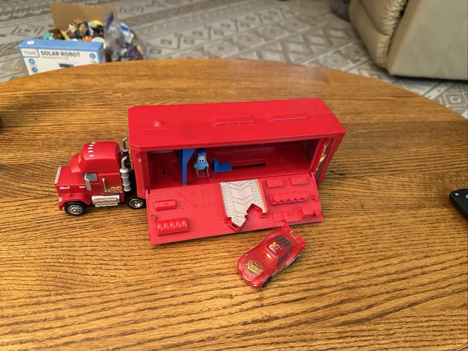 Camión de juguete Disney Pixar Cars Lightning McQueen Mack rojo Rust-Eze #95 Foto 3 de 4