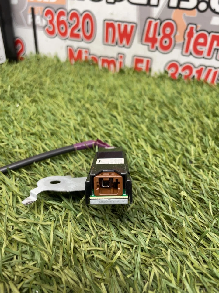 ✅2021 TOYOTA COROLLA antenna amplifier Pn: 86300-02570 OEM - Image 2 of 4