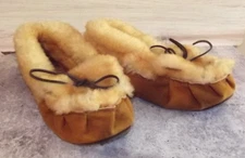 NWT Teepee Creepers Slippers Moccasins  Suede Sheepskin Size US 4 5  Women B134