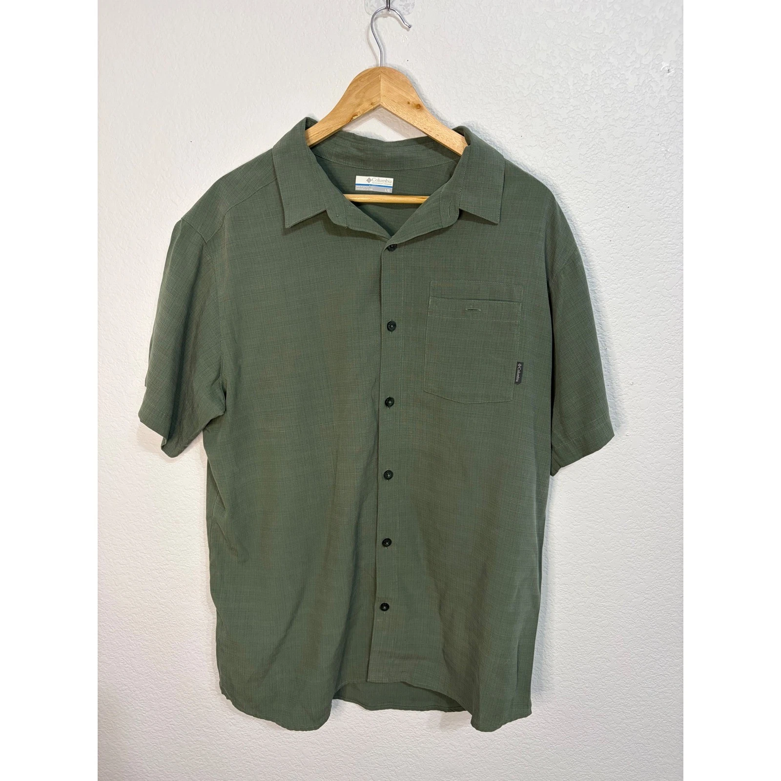 Columbia Mens Large Olive Green Short Sleeve Button Down Textured Hiking Shirt