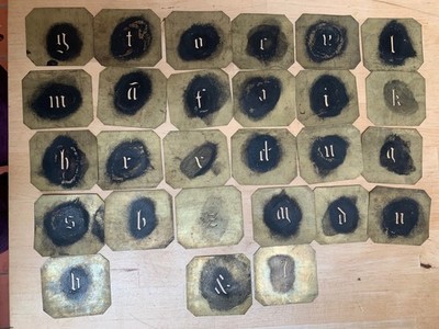 Vintage Messing Schablonen Alphabet A bis Z, Großbuchstaben, Kleinbuchstaben, ? +&, 6cm x 5cm