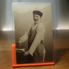 Lachender Mann Bäcker Metzger Schürze Mütze Humor Portrait RPPC ugel. AK
