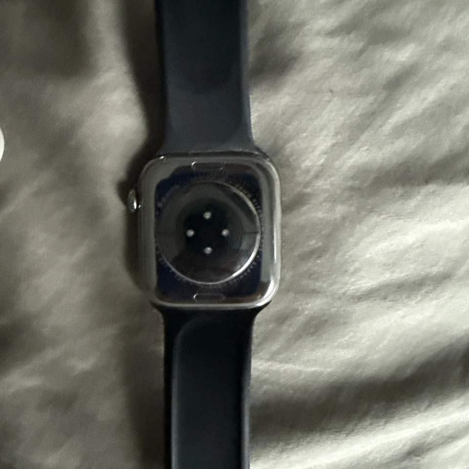 Apple Watch Series 10 46mm estojo de titânio natural, GPS LTE, pulseira esportiva preta, M/L - Imagem 2 de 4