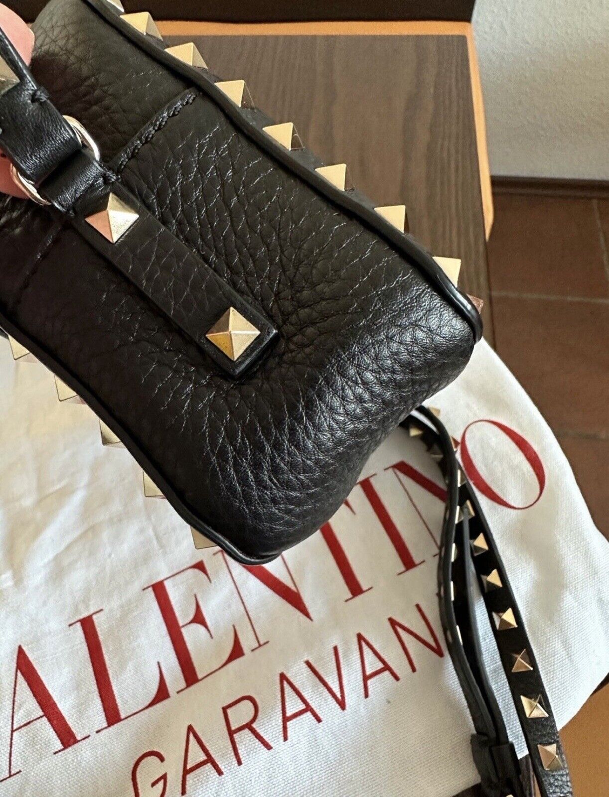 Neue Valentino Garavani Original Rockstud Small Crossbody Tasche Leder. Neu 