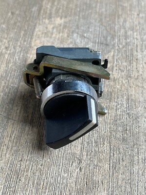 TELEMECANIQUE BLACK KNOB SELECTOR SWITCH WITH ZBE-101 CONTACT BLOCK