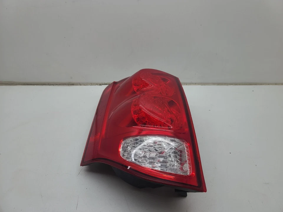 Luz trasera LED izquierda para conductor Dodge Caravan 2011-2018 05182535AE OEM Foto 2 de 4