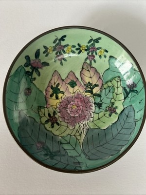Antike alte kleine chinesische handbemalte Porzellanschale mit Messinggehäuse. 15cm D
