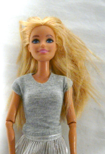Barbie poupée bras joint genou articulé Millie blonde gris jupe - Photo 1 sur 7