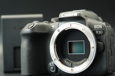 Canon EOS R10 schwarz APS-C spiegellose Digitalkamera - 3 % Schnitte - US LAG...