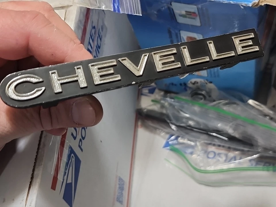 Chevrolet Chevelle 1971-73 parrilla delantera emblema placa de identificación logotipo 328996 OEM NOS GM Foto 3 de 4