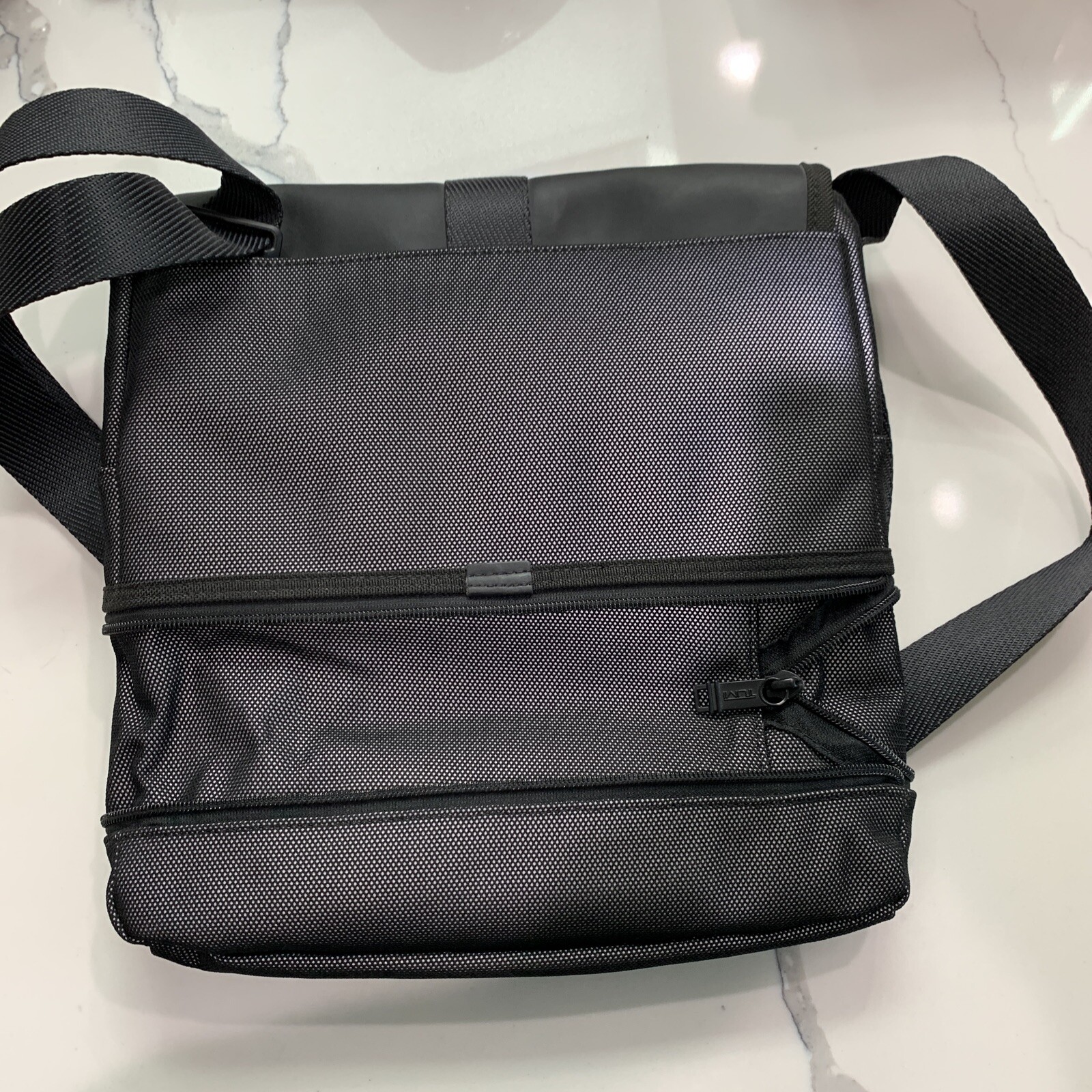 Tumi Messenger bag Leather Crossbody Clean Excellent … Gem