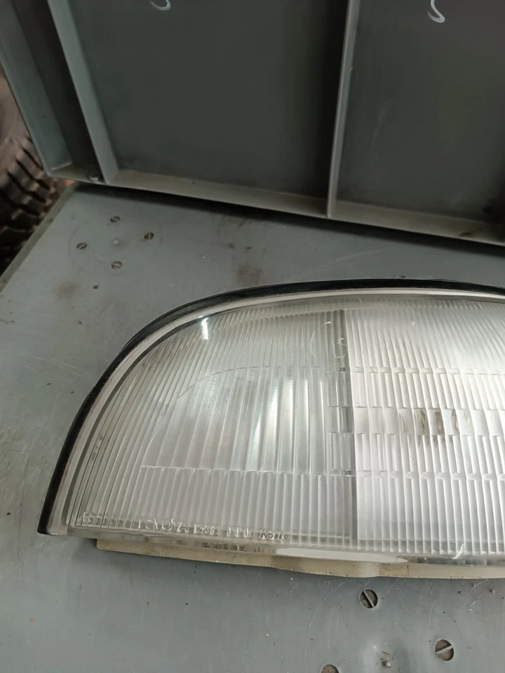 TOYOTA COROLLA LIFTBACK E10 FANALE ANTERIORE DESTRO 12-383 - Immagine 3 di 4