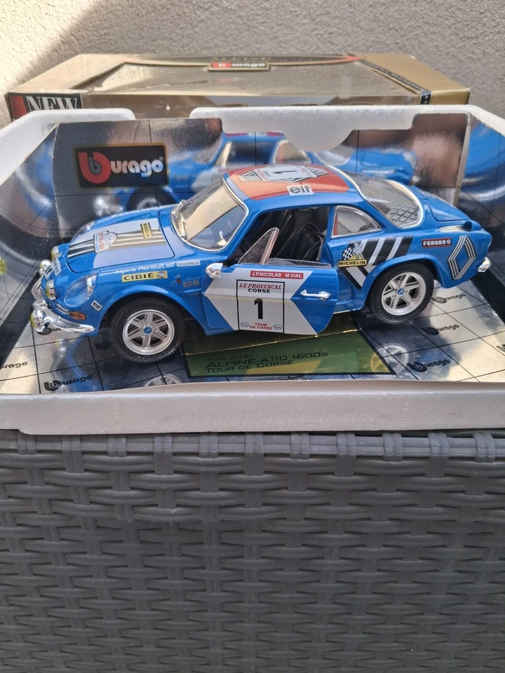 Bburago 1:16 Rara Alpine A110 1600S Tour De Corse 1973 Gold Collection, Cod 3391 - Immagine 3 di 4