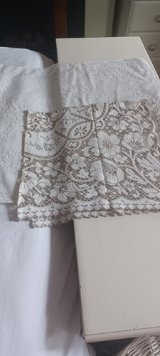 Spitzentischdecken (zwei) beide verschiedene Designs