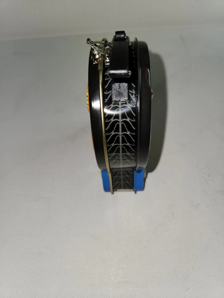 Mattel Hot Wheels 2002 caja de transporte de caramelos de hojalata 6" con forma de rueda y neumático de metal Foto 4 de 4