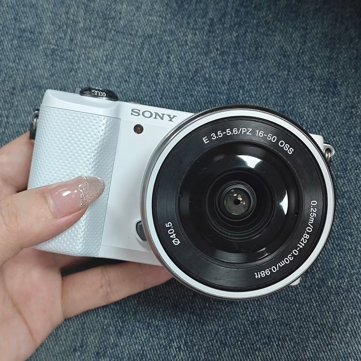 Sony Alpha a5000 Mirrorless Digital Camera w/16-50mm Lens White