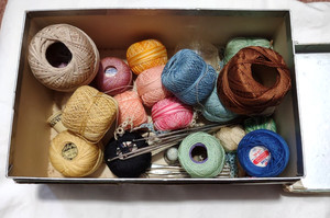 Lot of 20 Tatting thread, Lily, Clarks, Star, crochet hooks, Thimbles, Tat-It