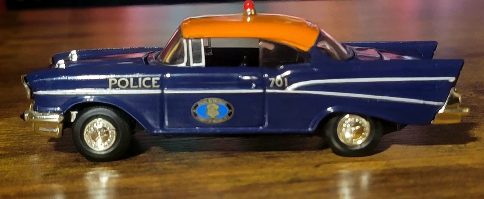 1:43 CORGI CLASSIC COUNTY OF NASSAU N.Y.    POLICE DEPT 57' BELAIR  #51304  RARE - Image 4 of 4