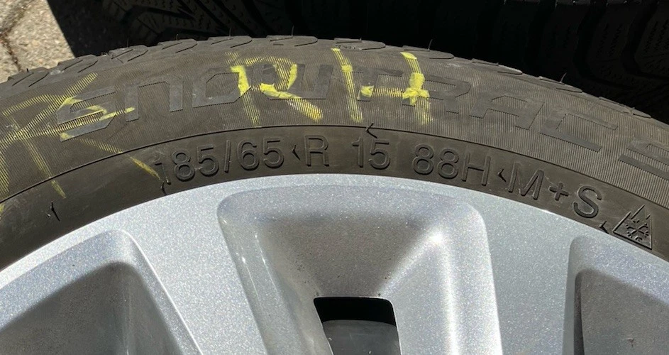 Opel Corsa E Winterreifen mit Reifendrucksensoren - Bild 3 von 4