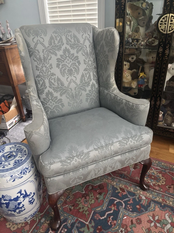 63829EC: Par de sillones HICKORY CHAIR CO VINTAGE azul damasco con respaldo de ala Foto 2 de 4