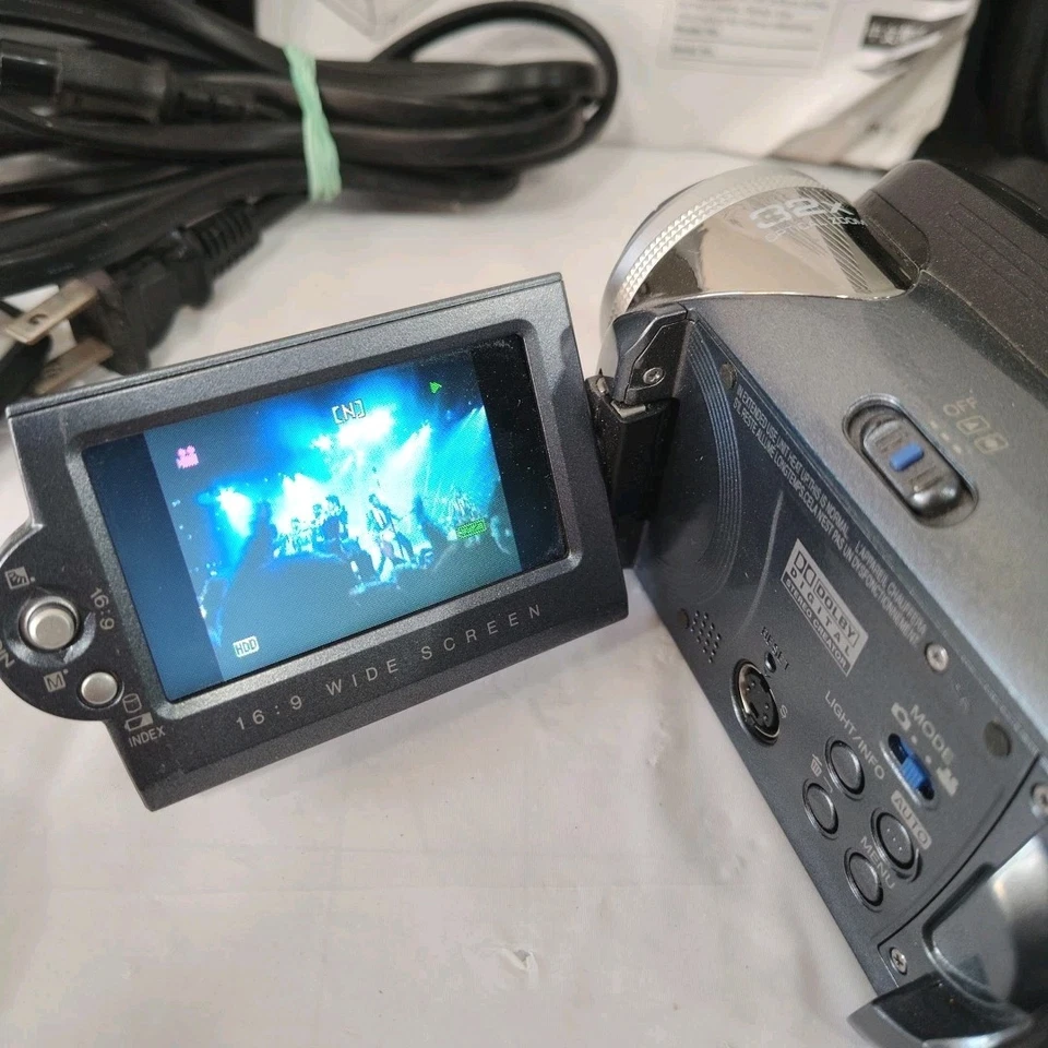 JVC Everio GZ-MG27U 20GB Camcorder Video Camera and  CD Burner with Accessories - Image 4 of 4