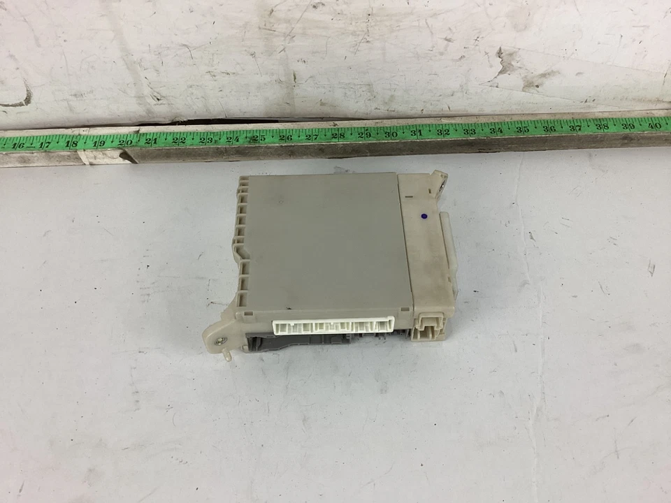 Cubierta de caja de fusibles del lado del pasajero Lexus IS350 IS250 2006-2008 FABRICANTE DE EQUIPOS ORIGINALES Foto 2 de 4