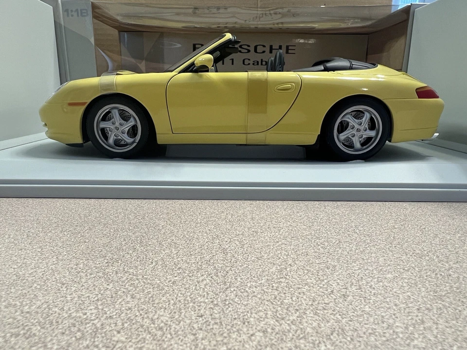 UT Models Bundle lot: 1:18 Porsche 911 996 coupe GREEN + cabrio YELLOW - Image 4 of 4