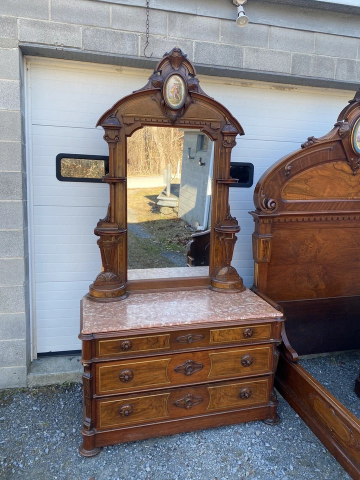 RENACIMIENTO 3 PIEZAS. JUEGO DE DORMITORIO DE NOGAL Y BURL CON PLACAS DE PORCELÁNICO Foto 2 de 4