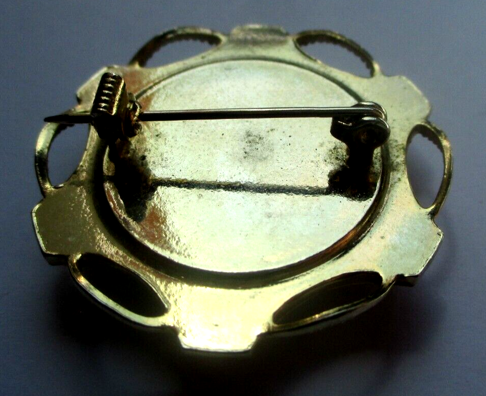 Broche Vintage Française - Scène Galante En Métal - Occasion - Bijou Ancien