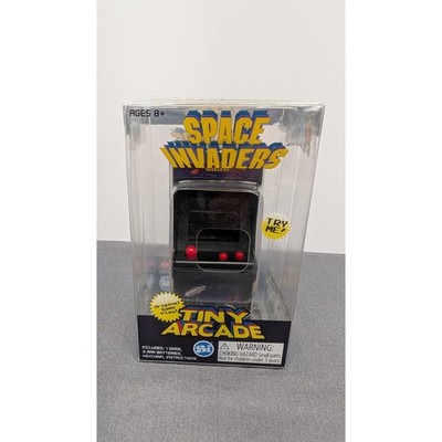 Worlds Smallest Tiny Arcade Space Invaders Mini Handheld Game Keychain Retro