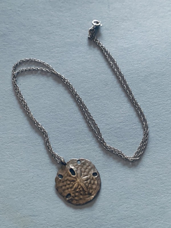 James Avery Retired Sterling Silver Sand Dollar 3/4” Pendant Necklace 18”
