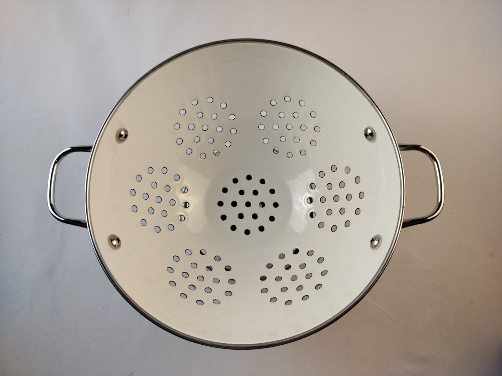 NIKKO Colander HAPPY HOLIDAYS 3 Quart NEVER USED Christmas Strainer (3c)