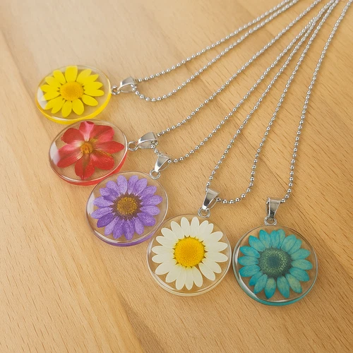 Pressed Natural Daisy Flower Resin Pendant Silver Necklace – 5 Colors