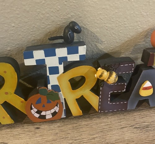 Vintage Carlton Cards “Trick Or Treat” Halloween Wood Sign Tabletop Decor 17.5” - Picture 4 of 11