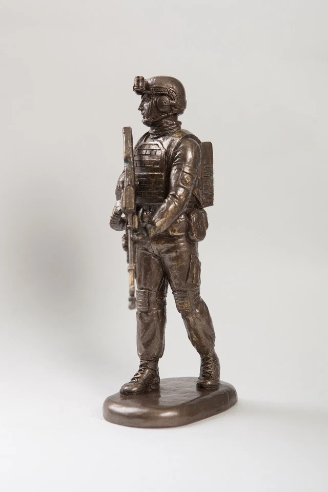 Estatuilla "Machine artillero" Foto 3 de 4