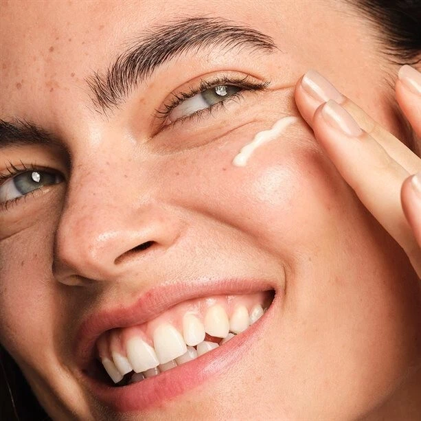 Avon Anew Anti-Wrinkle Smoothing Serum, 30ml | 0.1% Retinol  - Image 2 of 3