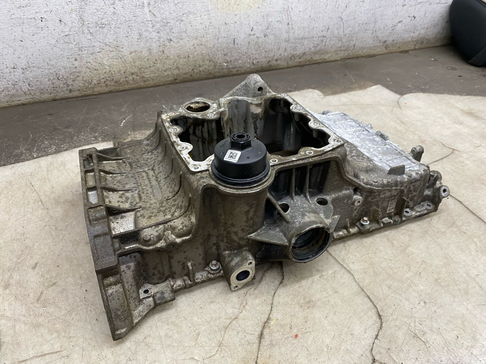 2020-2025 ASTON MARTIN DBX OEM 4.0L UPPER ENGINE OIL PAN 1770108904