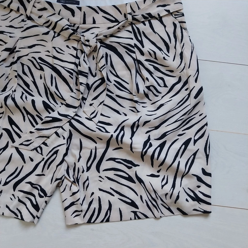Marks & Spencer Size 24 Cream Black zebra Animal Print Shorts Belt  Holiday - Image 2 of 4