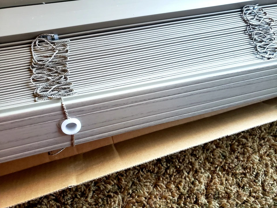 Persianas inalámbricas de madera sintética Better Homes & Gardens de 2 pulgadas, gris rústico 36" x 64" Foto 3 de 4