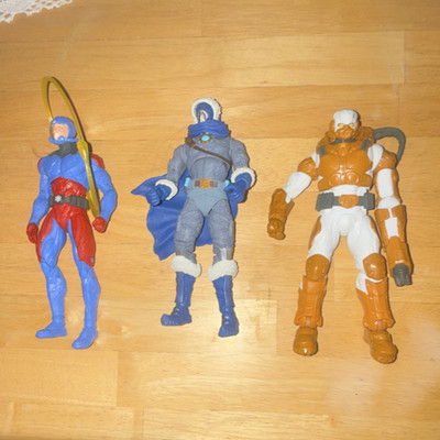 Mixed Lot 3  Action Figures Unboxed: the Atom Captain Cold and Heatwave 