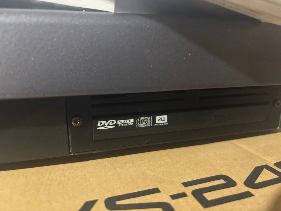 *** Roland VS-2480CD/DVD Digital Studio Workstation +4 V8SF-2 FX Cards + Monitor - Image 2 of 4