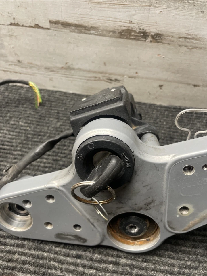 Placa de direção e ignição BMW R1200RT 2014 usadas (com chave) - Imagem 4 de 4