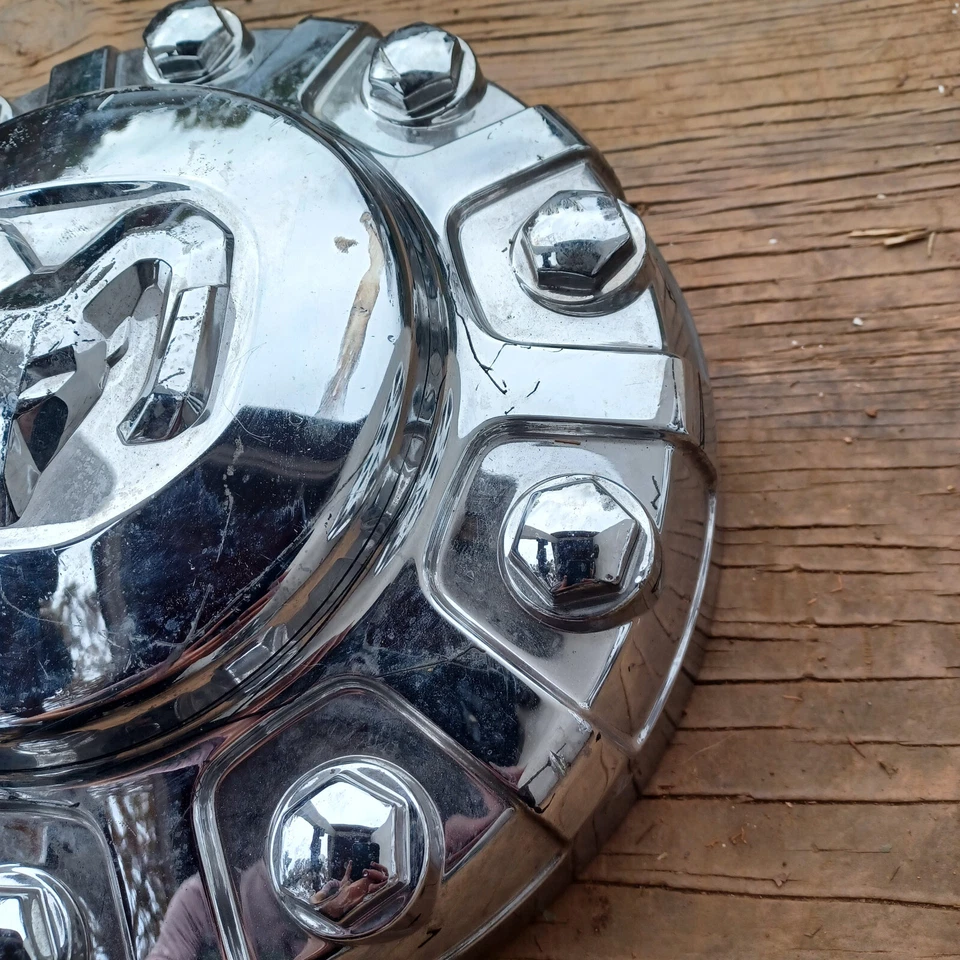 Tapa central Dodge Ram 4500, 5500 2019-2024, cromo, parte # 6PG03 TRMAB 01 dañada Foto 3 de 4