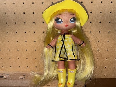 Na Na Na Surprise Sparkle Series Daria Duckie Doll Yellow Rain Jacket Boots MGA