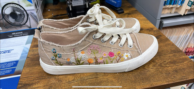 Blowfish converse with flowers