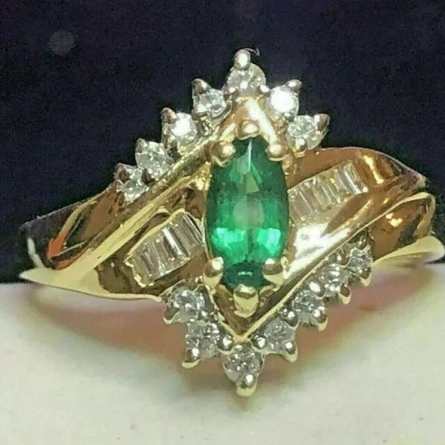 Anillo de compromiso con racimo de esmeralda simulada marquesa de 2 quilates enchapado en oro amarillo de 14 quilates Foto 2 de 3