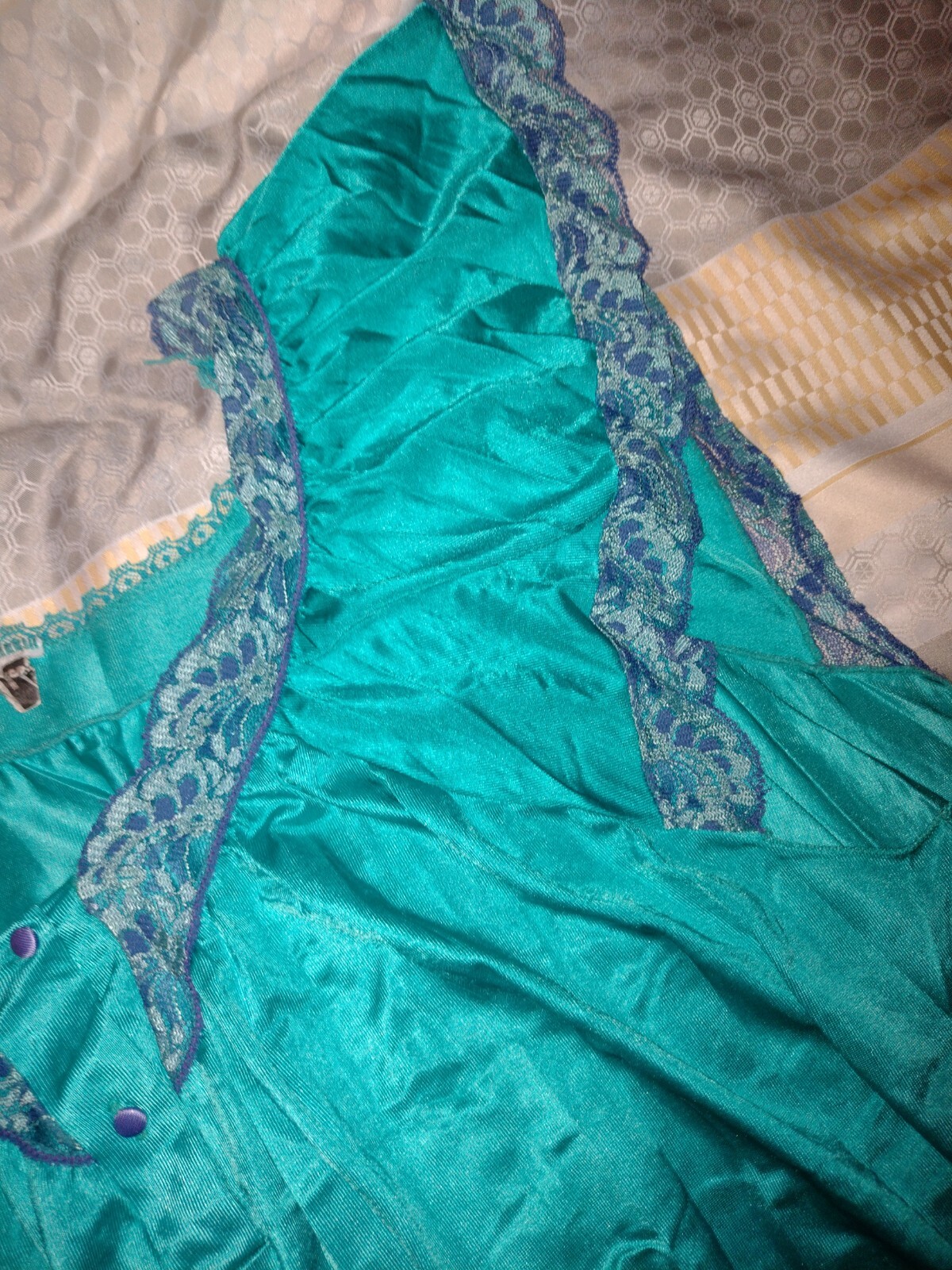 MAGNIFICENT VINTAGE NIGHT GOWN. LONG FLOWING BEAUTIFUL EMERALD GREEN