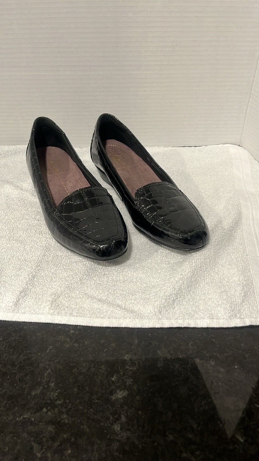 Clarks Womens Black Patent Leather Loafers Size 8 Medium Comfort Everyday
