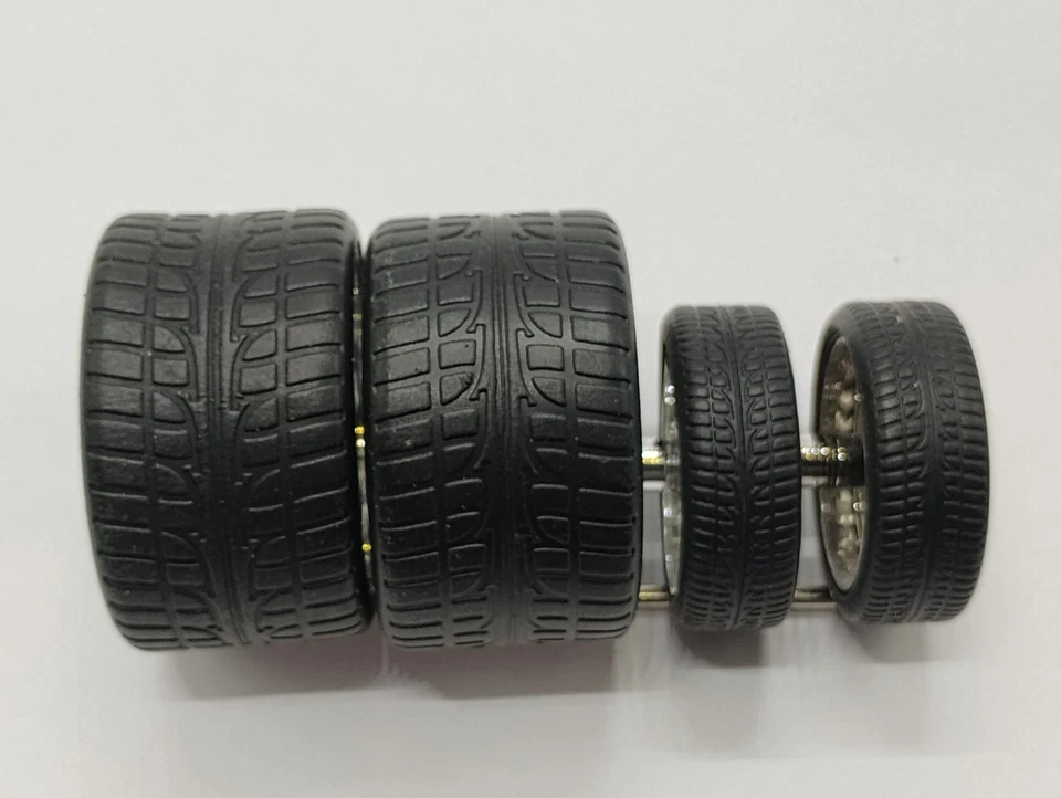 Jada Toys Escala 1:24 SUPER ANCHO TRASERO Cromo Ruedas de Repuesto Neumáticos Rotores Eje Foto 3 de 3